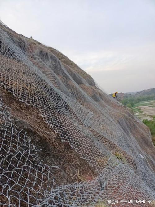 菱形被动拦石网六角网挂网施工要点及防护效果解析